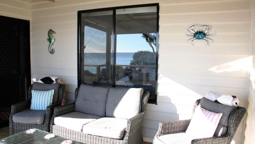 Posezení v ubytování KINGFISHER COTTAGE Beachfront at the Binalong Bay