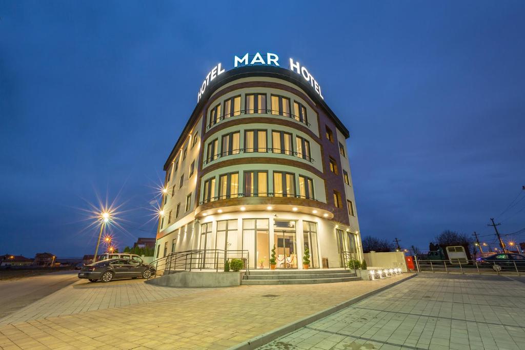 un gran edificio con un cartel encima en Hotel Mar Garni en Belgrado