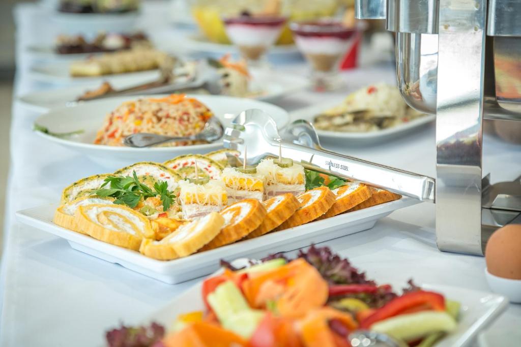 un buffet con piatti di cibo su un tavolo di Hotel Mar Garni a Belgrado