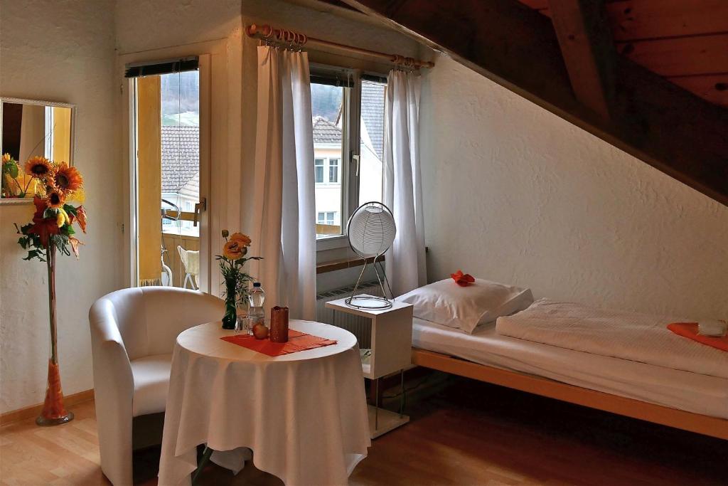 una camera con letto, tavolo e finestra di Freihof Embrach a Embrach