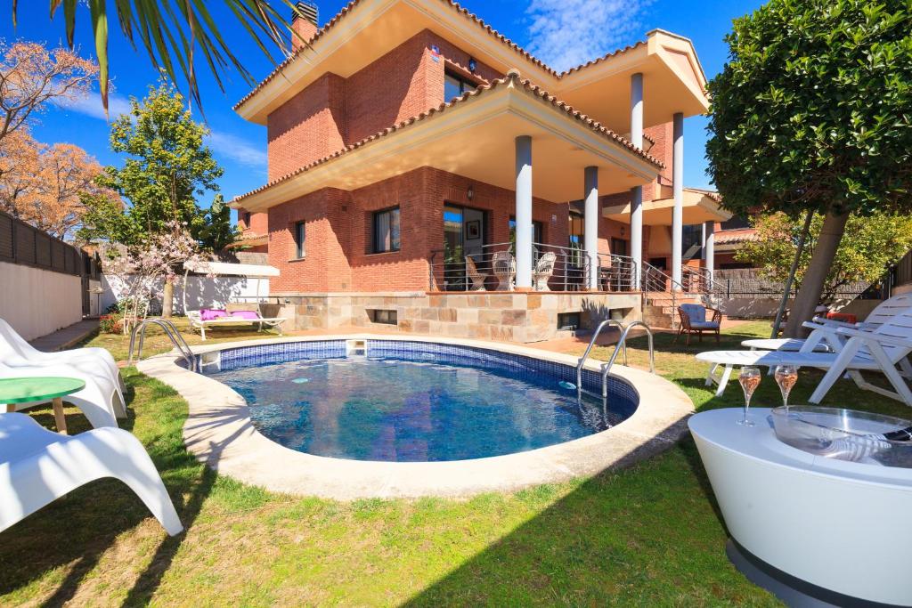 una casa con piscina en el patio en VILLA WINE EXPERIENCE Salou Center - SPA & Wine, en Salou