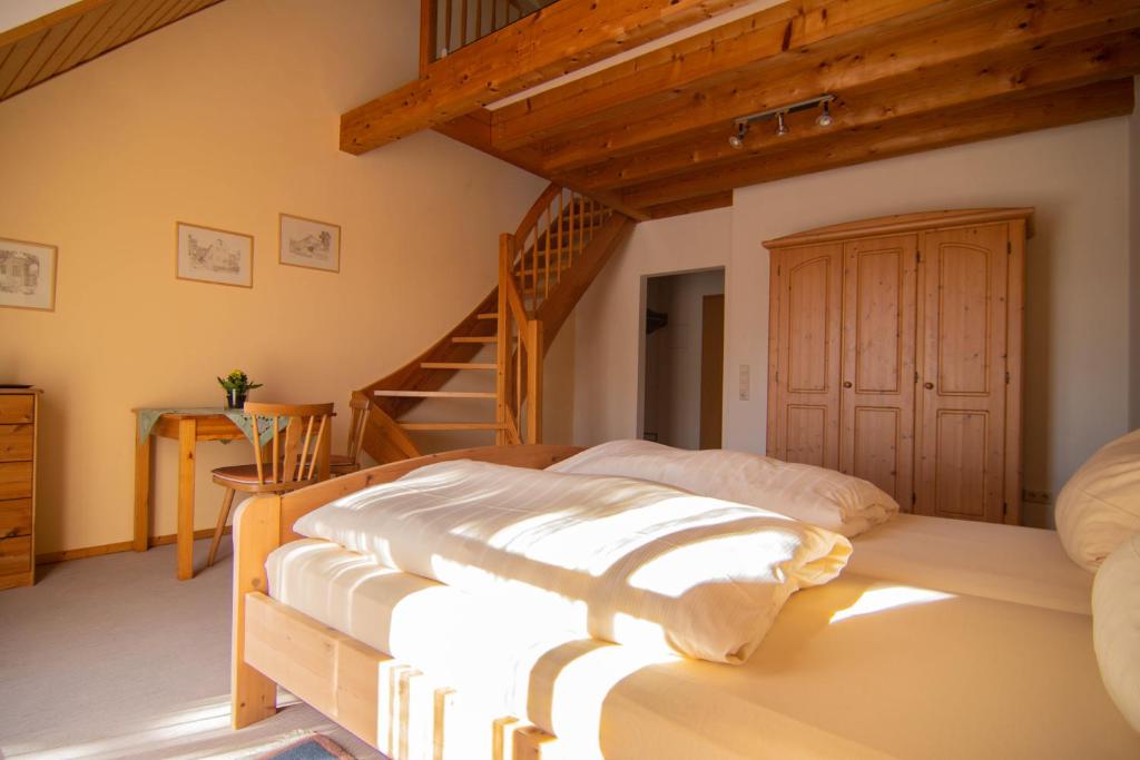 Postel nebo postele na pokoji v ubytování Gästehaus Hellmer