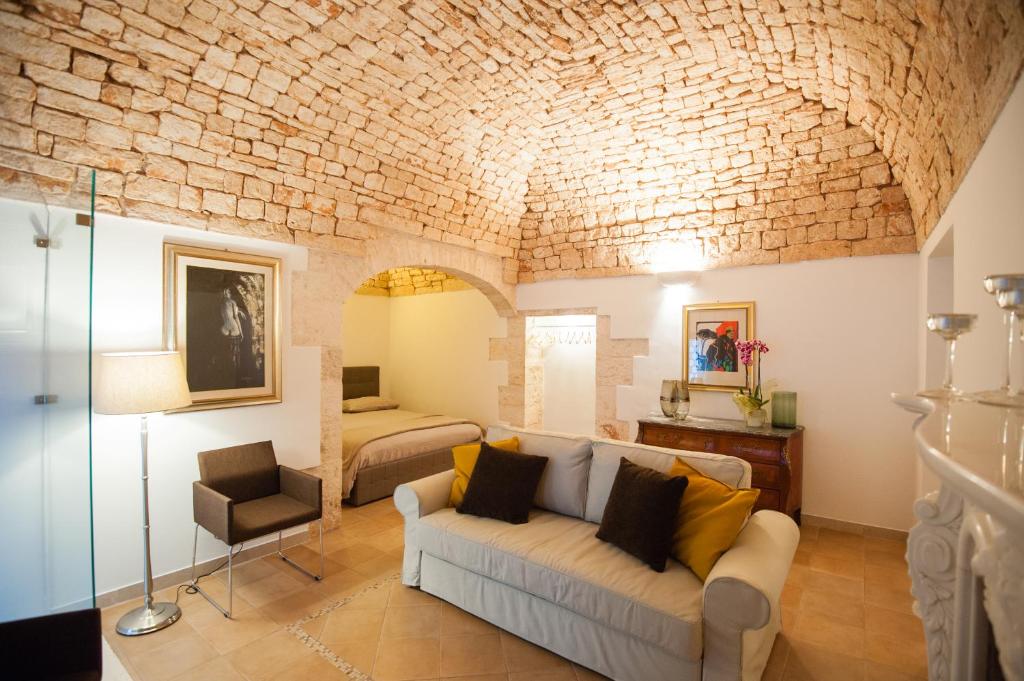 - un salon avec un canapé et un plafond en briques dans l'établissement Pietre in Aria, à Noci