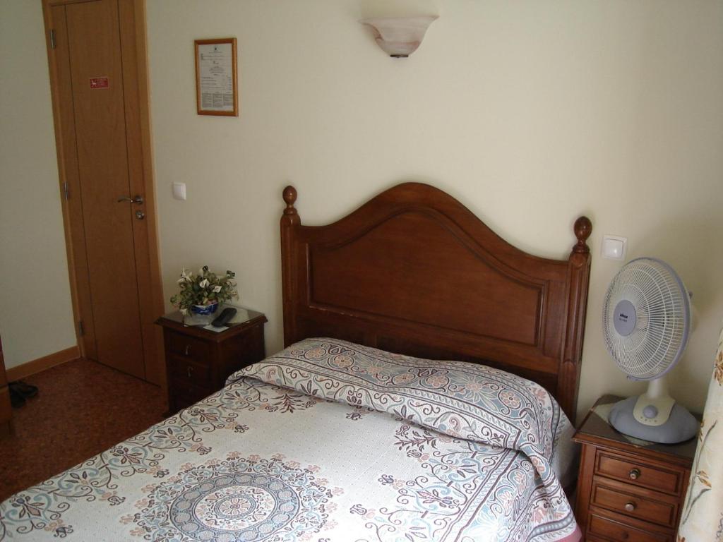 リスボンにあるPerola da Baixaのベッドルーム1室(ベッド1台、ファン付)