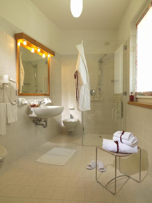 Koupelna v ubytování Hotel Miralago