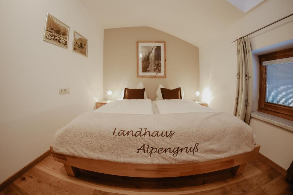 Postel nebo postele na pokoji v ubytování Landhaus Alpengruss