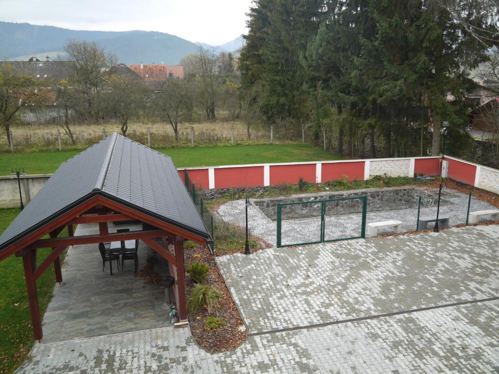 Nespecifikovaný výhled na hory nebo výhled na hory při pohledu z hotelu