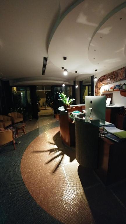 a hotel lobby with a laptop computer on a desk at La Perla B&B Hotel in Roseto degli Abruzzi