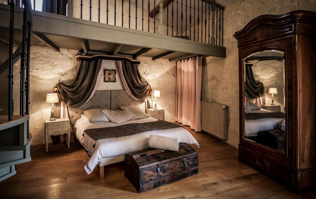 מיטה או מיטות בחדר ב-Mas d'Arvieux