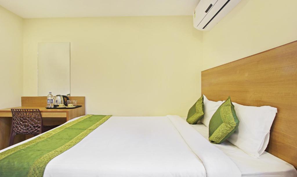 Postel nebo postele na pokoji v ubytování Itsy Hotels Jansi Residency