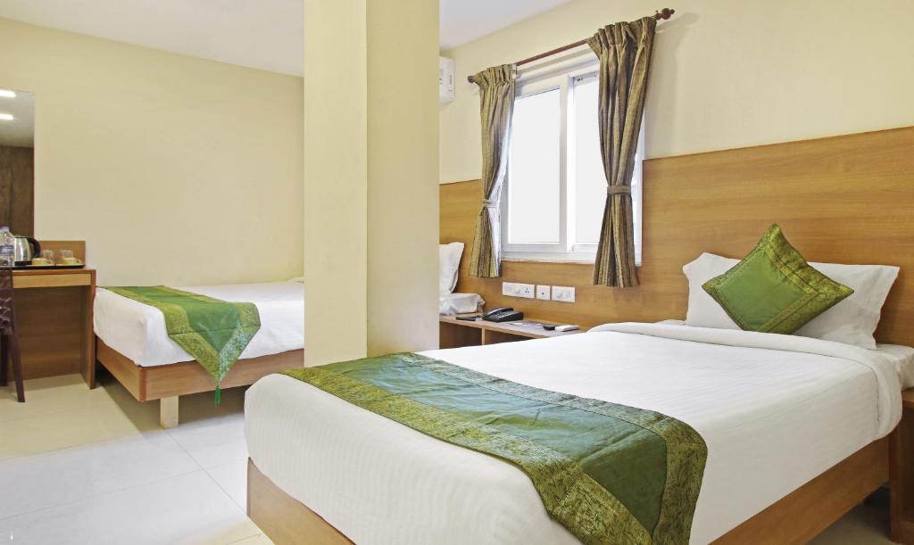 Postel nebo postele na pokoji v ubytování Itsy Hotels Jansi Residency
