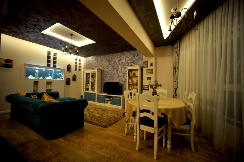 ブラショヴにあるClassic Apartmentのリビングルーム(テーブル、ソファ付)