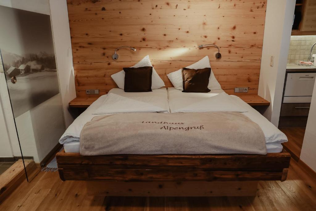 Postel nebo postele na pokoji v ubytování Landhaus Alpengruss