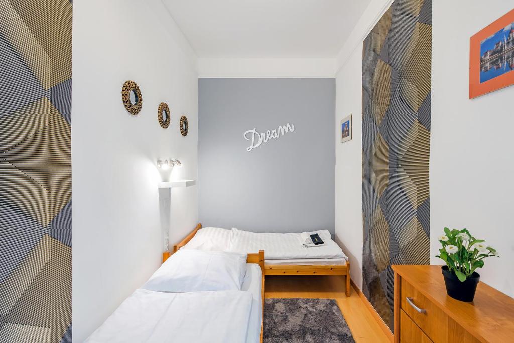 Posteľ alebo postele v izbe v ubytovaní PARKING, AC, WIFI 2 room apartment in the center