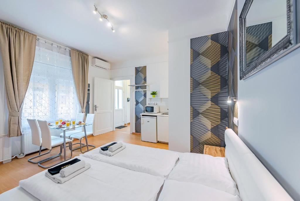 ein Wohnzimmer mit einem weißen Sofa und einem Tisch in der Unterkunft PARKING, AC, WIFI 2 room apartment in the center in Budapest