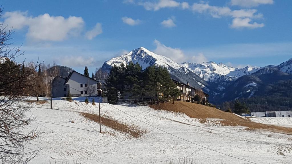 Un "gioiello" di fronte alle Dolomiti žiemą