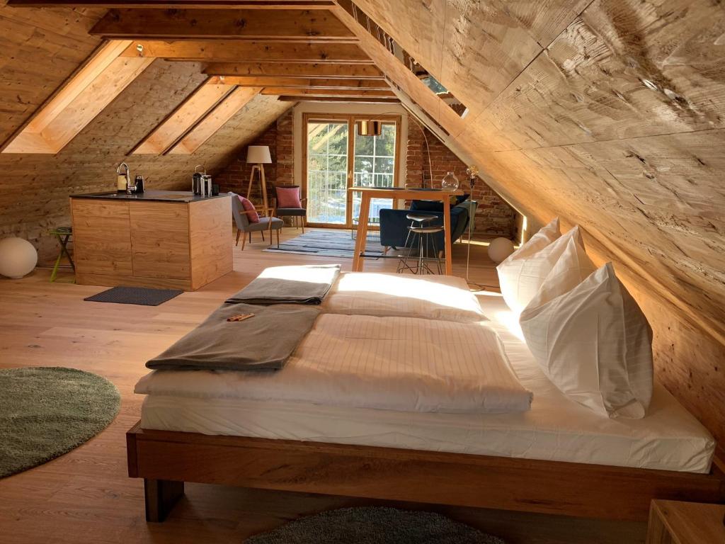een slaapkamer met een groot bed op zolder bij meinHimmelschlüssel in Mitterbach