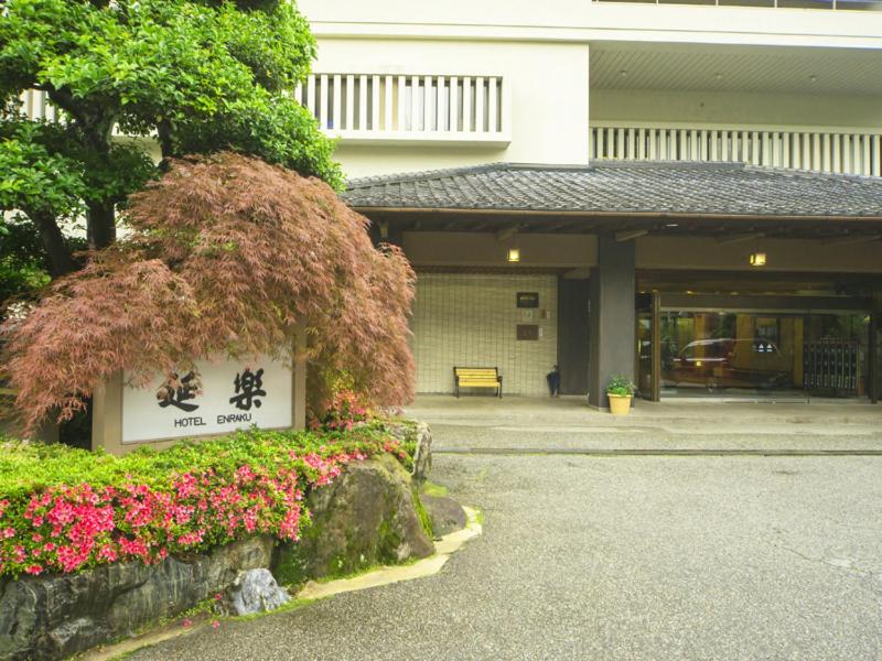 budynek z kwiatami i znakiem przed nim w obiekcie Enraku w mieście Kurobe