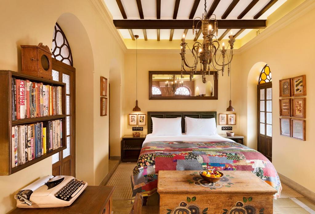 Postel nebo postele na pokoji v ubytování Calcutta Bungalow