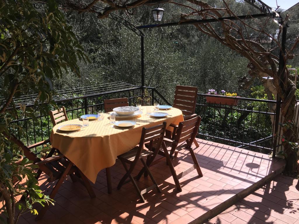 einen Tisch mit Stühlen auf einer Terrasse in der Unterkunft La Cicala, Tellaro in Tellaro