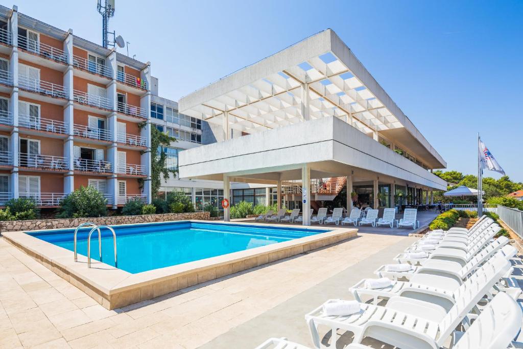 Басейн в Hotel Hvar або поблизу