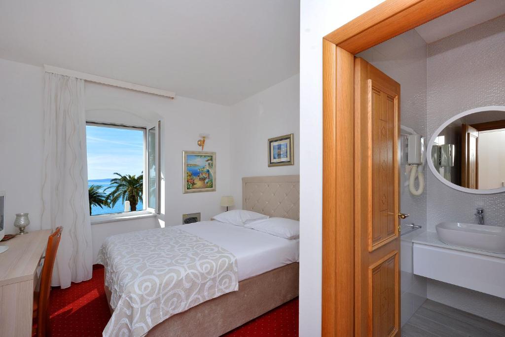 Postel nebo postele na pokoji v ubytování Hotel Adriana