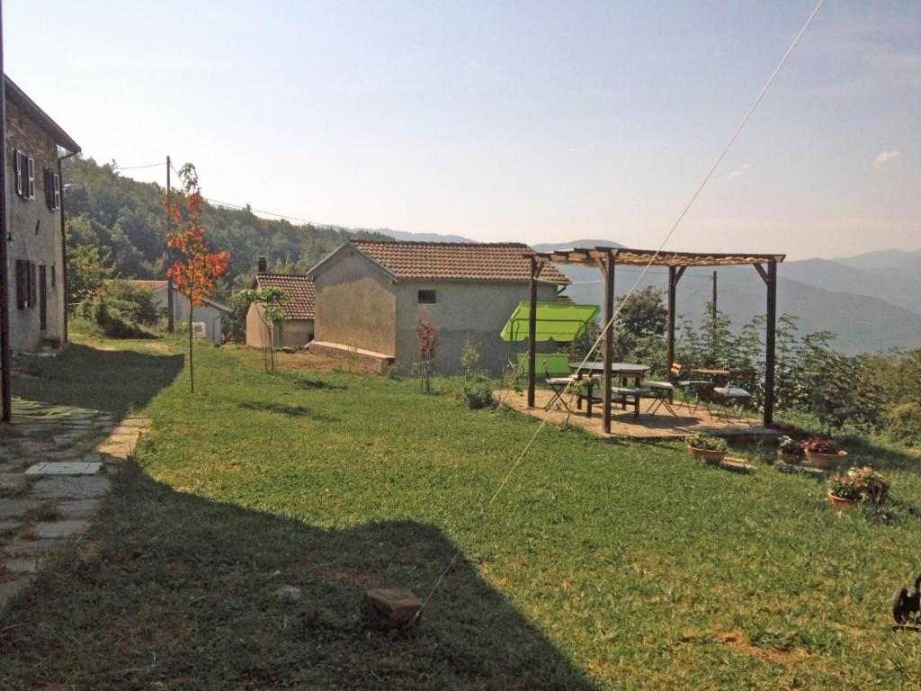 un patio con mesa de picnic y cenador en Il Mandorlo, en Borgo Val di Taro