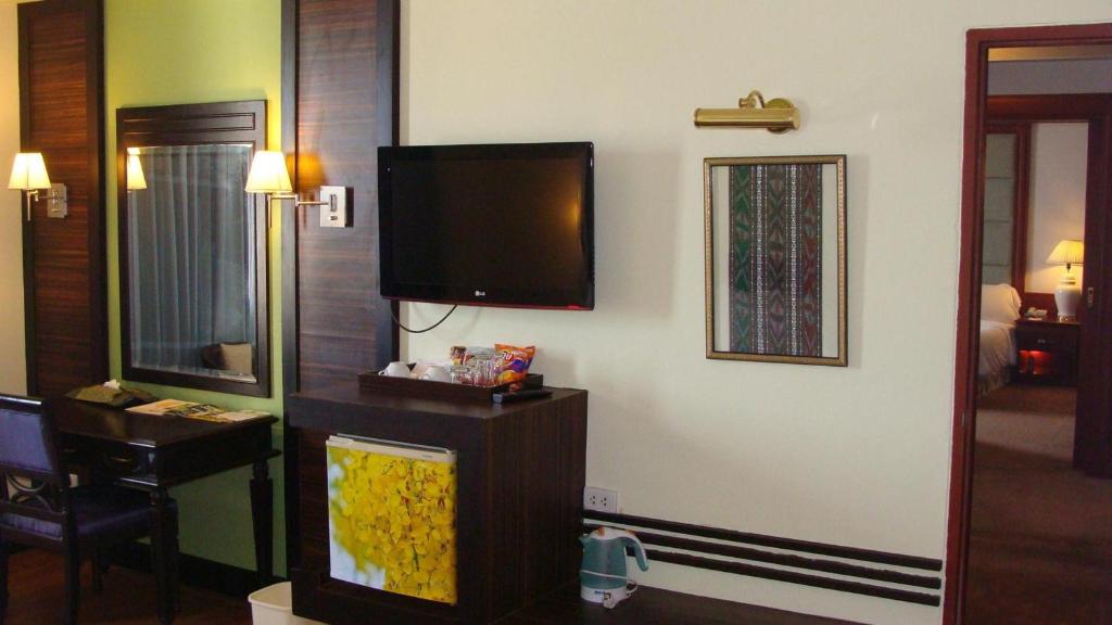 TV a/nebo společenská místnost v ubytování Charoen Thani Hotel, Khon Kaen
