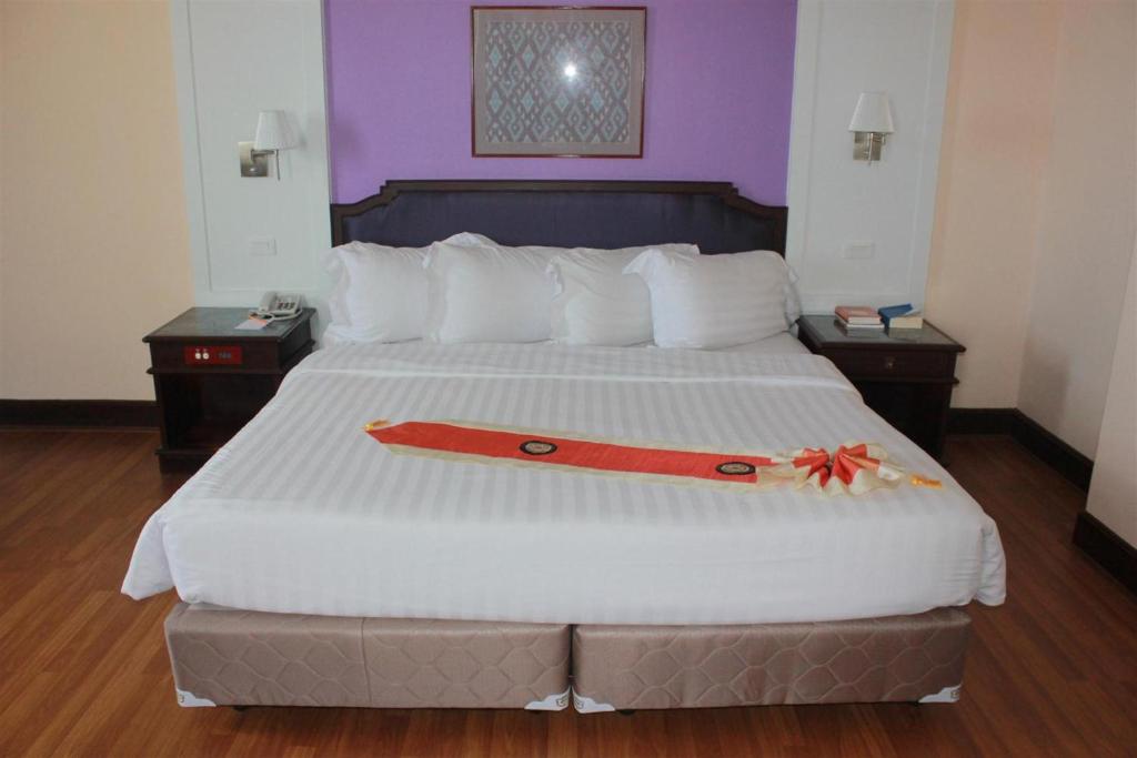 Postel nebo postele na pokoji v ubytování Charoen Thani Hotel, Khon Kaen