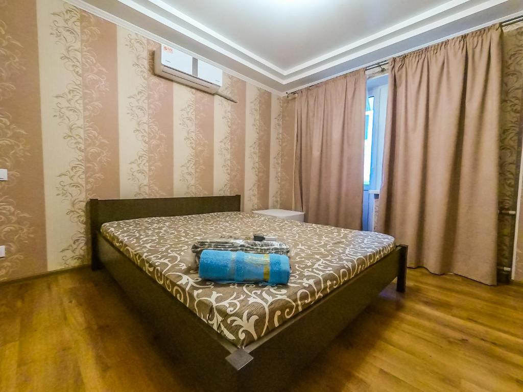 1 dormitorio con 1 cama en una habitación en Kvartirkoff na Obolonskiy prospekt 37, en Kiev