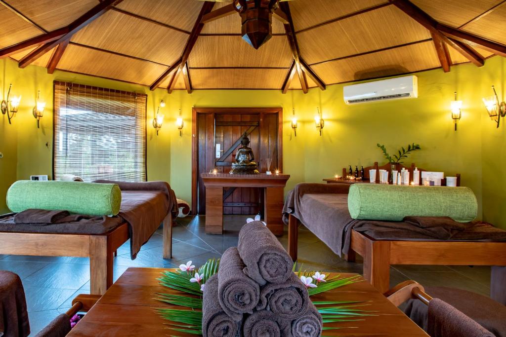 Postel nebo postele na pokoji v ubytování Aanari Hotel & Spa- Mauritius