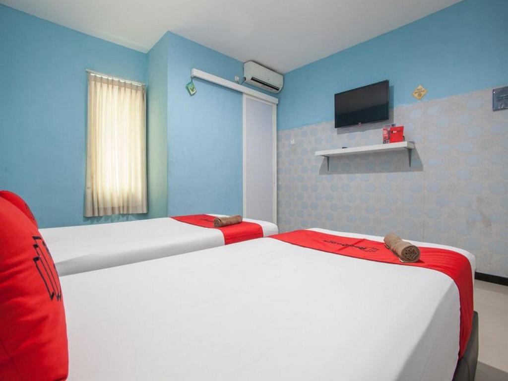 Postel nebo postele na pokoji v ubytování RedDoorz @ Raya Tidar