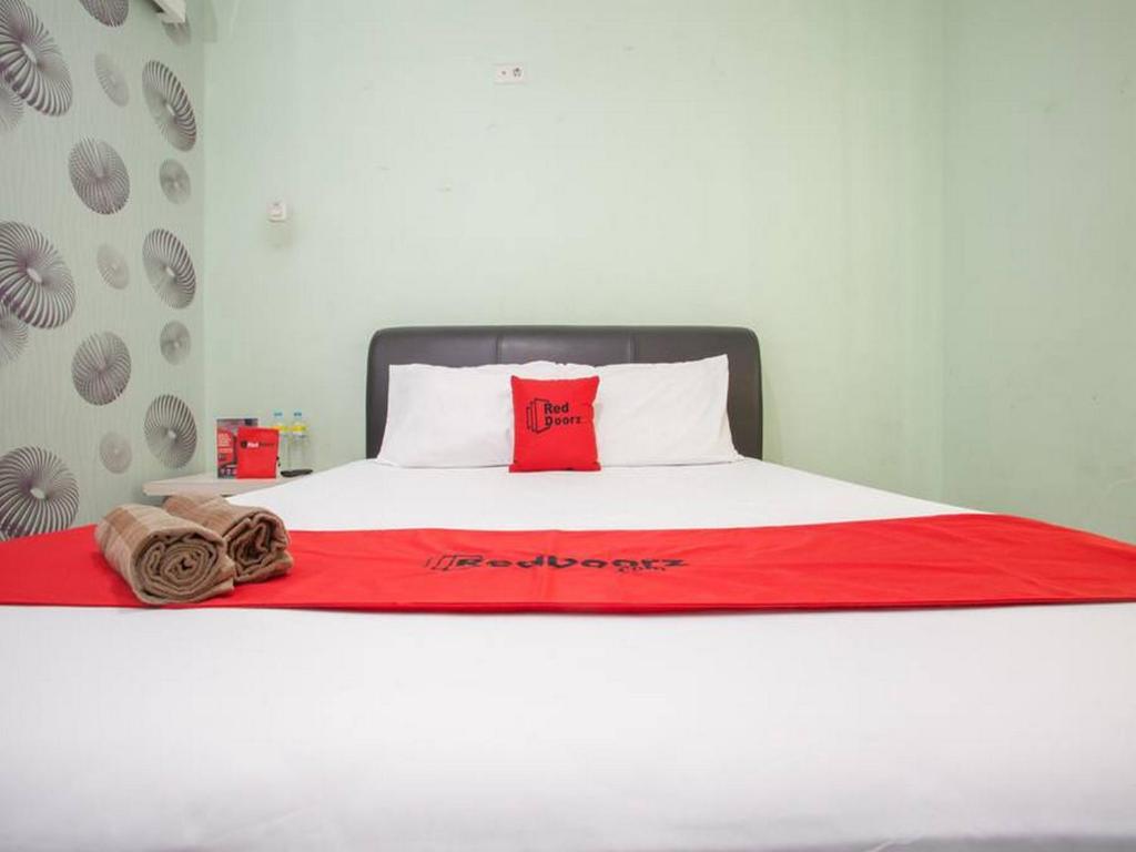 Postel nebo postele na pokoji v ubytování RedDoorz @ Raya Tidar