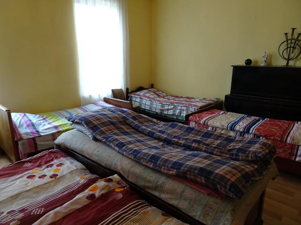 Llit o llits en una habitació de Medico and Suliko Guest House