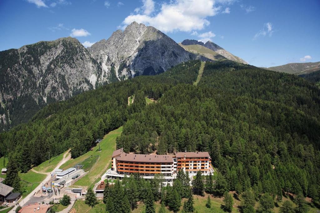 Nespecifikovaný výhled na hory nebo výhled na hory při pohledu z hotelu