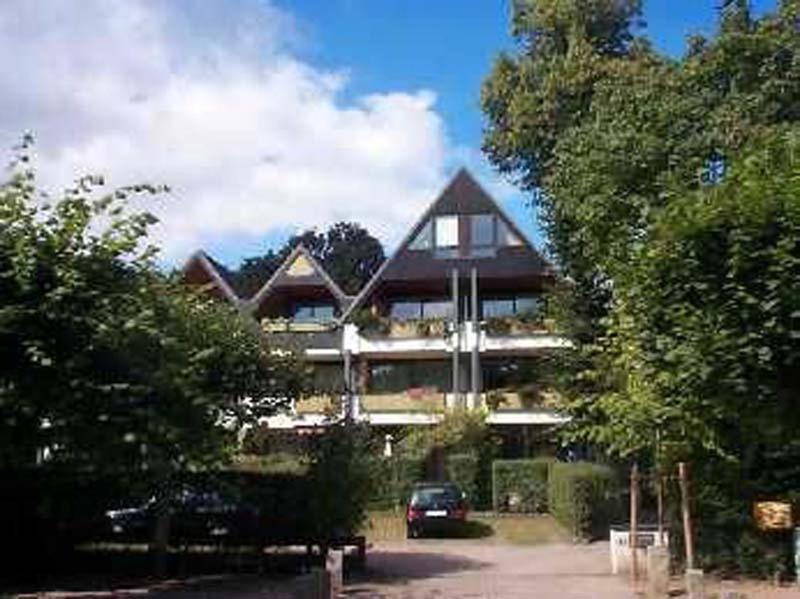 een groot huis met een auto ervoor geparkeerd bij Albatros in Travemünde