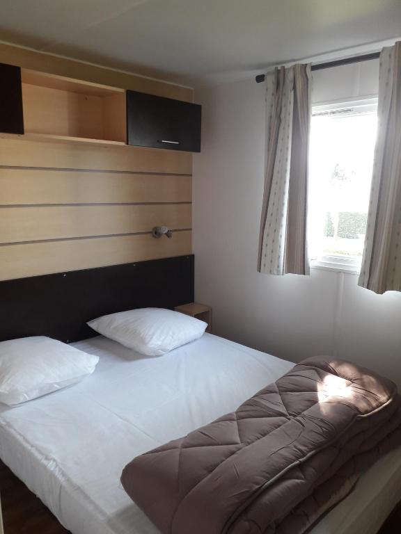 Postel nebo postele na pokoji v ubytování Camping Le Picard