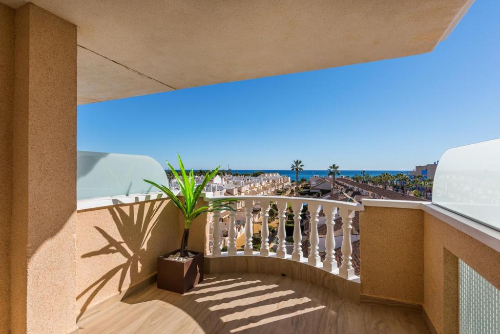 Elle comprend un balcon offrant une vue sur l'océan. dans l'établissement PENTHOUSE CABO ROIG - ALDEAS I, à Orihuela Costa