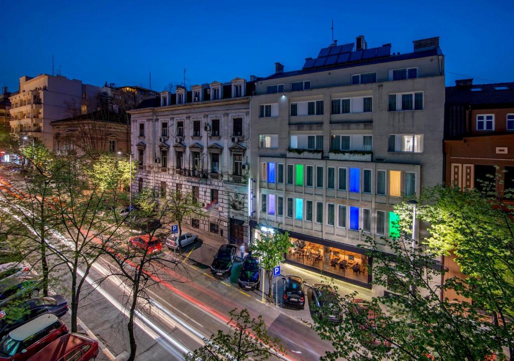 een gebouw met kleurrijke ramen aan een stadsstraat bij Belgrade Inn Garni Hotel in Belgrado