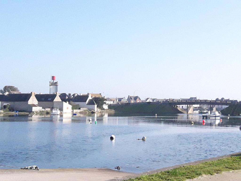 ein Wasserkörper mit einer Stadt im Hintergrund in der Unterkunft Tiguil in Le Guilvinec