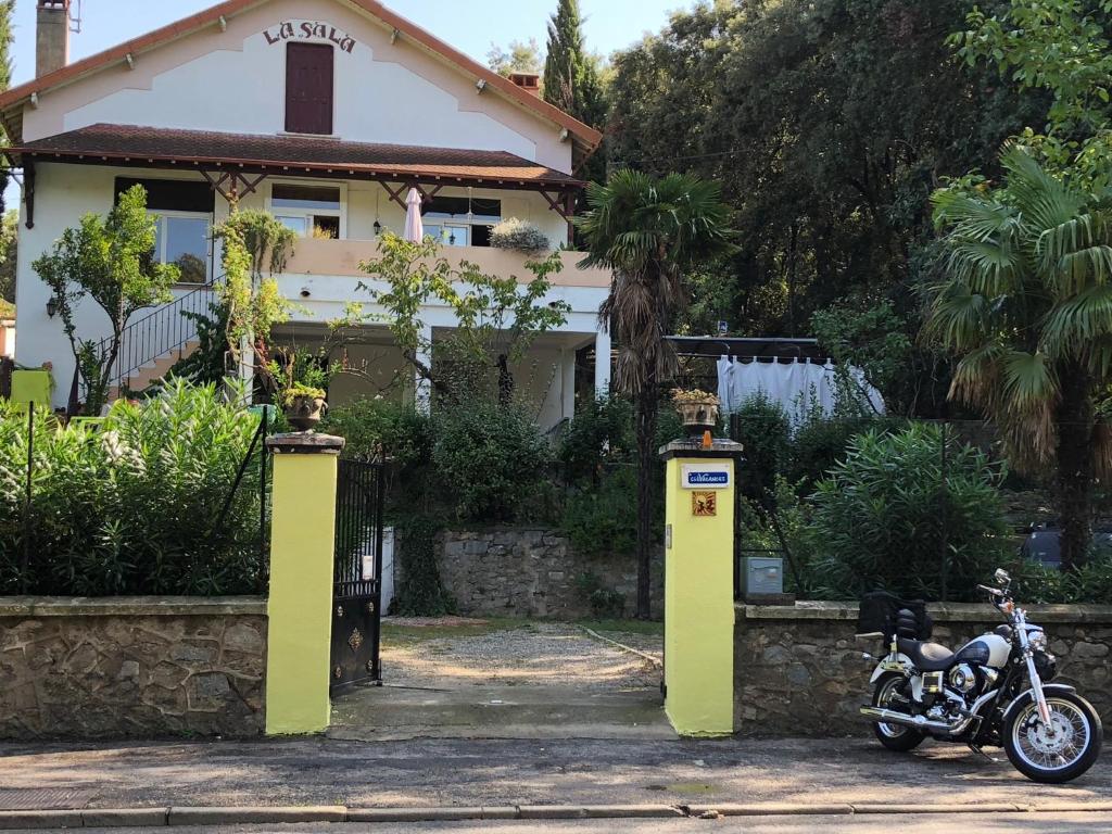 een motorfiets geparkeerd voor een huis bij La Sala in Amélie-les-Bains-Palalda