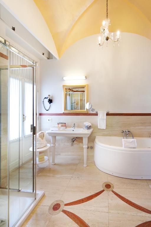 Koupelna v ubytování Grand Hotel Rimini