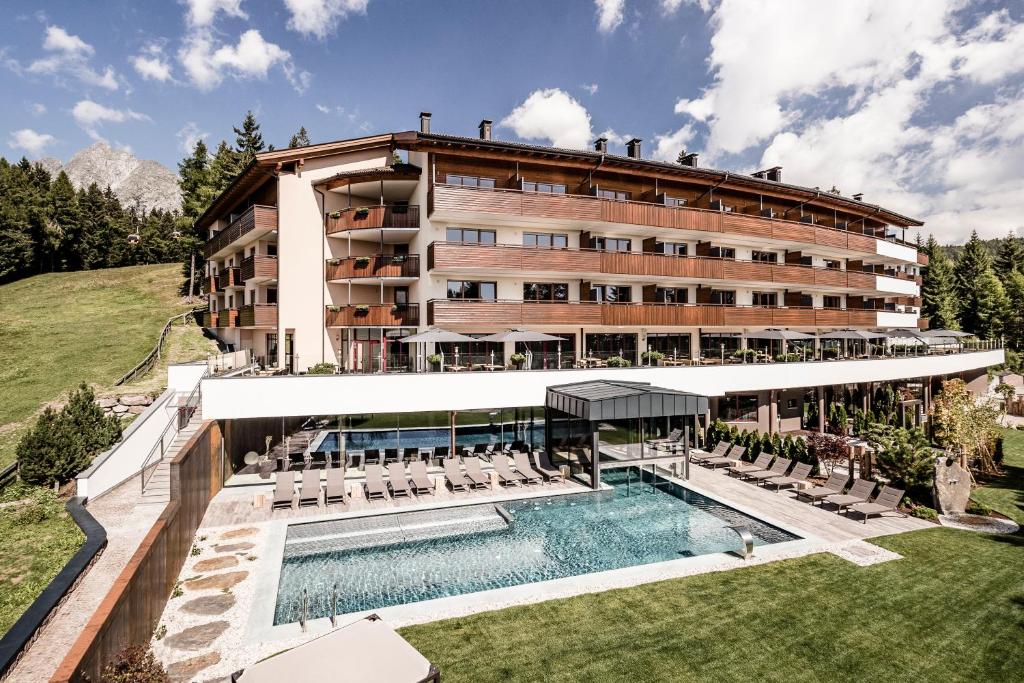 ein Hotel mit einem Pool und einem Resort in der Unterkunft Josef Mountain Resort in Avelengo
