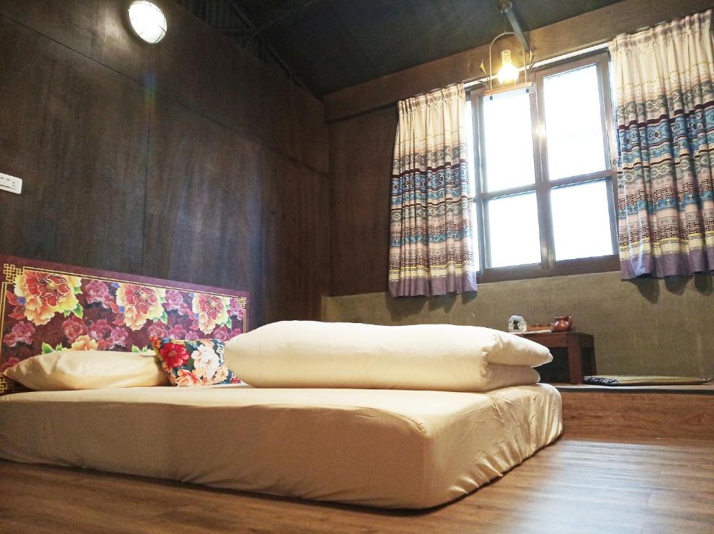 Postel nebo postele na pokoji v ubytování Tainan-Inn
