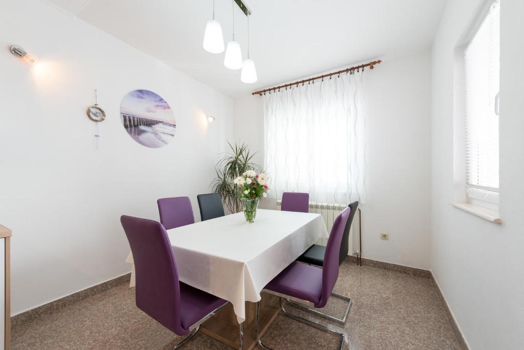 Posedenie v ubytovaní luxury apartment with garden jacuzzi and wellness