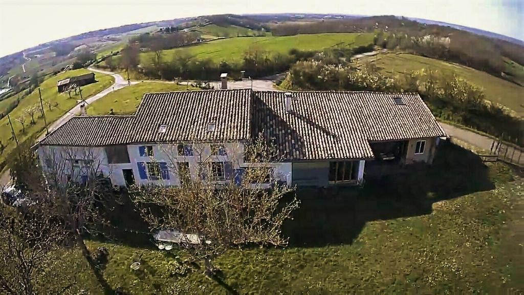 una vista aérea de una casa en una colina en Au "Bon endroit", en Genébrières