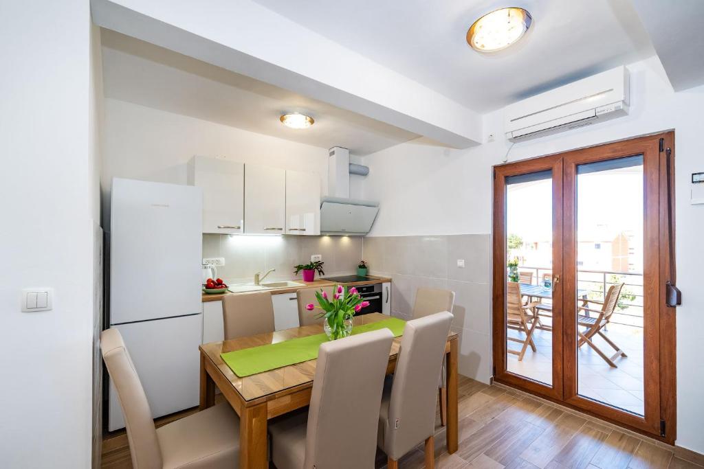 Kuchyňa alebo kuchynka v ubytovaní Holiday Home Lota