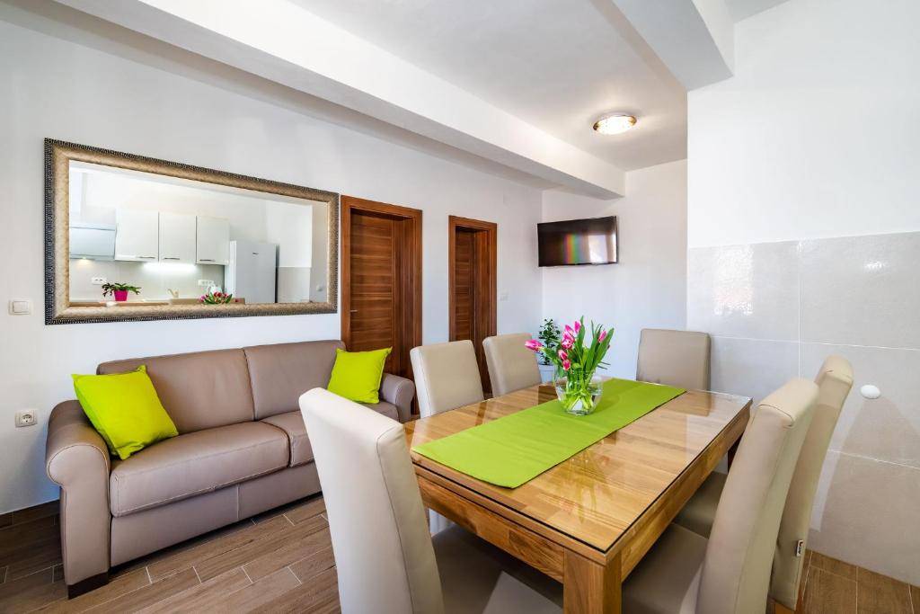 Televízia a/alebo spoločenská miestnosť v ubytovaní Holiday Home Lota