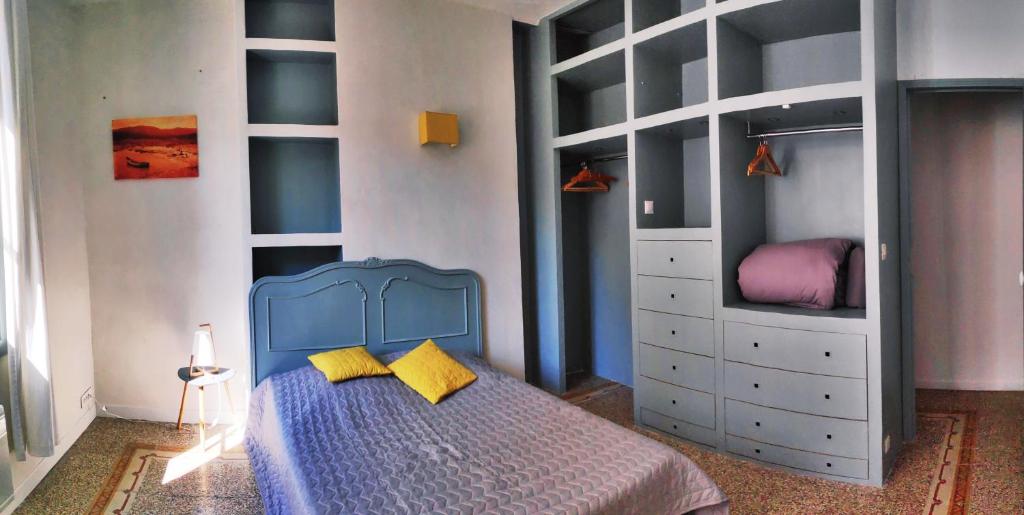 バスティアにあるPalais du Centreのベッドルーム(青いベッド、黄色い枕付)