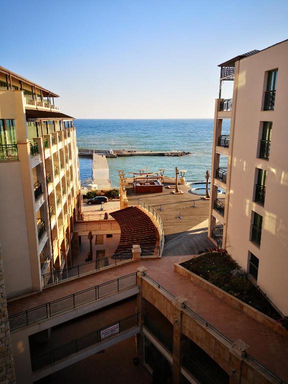 Beachfront Marina City ApartHotel - Appartement Met één Slaapkamer En Zeezicht